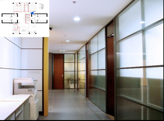 走道是双面108款钢化玻璃设计,最大化的把自然光引进室内。单玻密拼实木门的运用,黑色的铝合金框架,大面积钢化雾玻和清玻搭配,都透露着设计者的良苦用心!